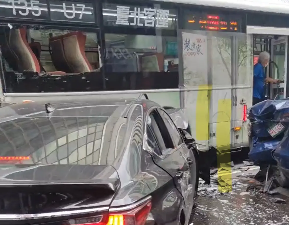 狂踩煞車沒用！78歲老董：有定期保養 不曉得汽車為何暴衝