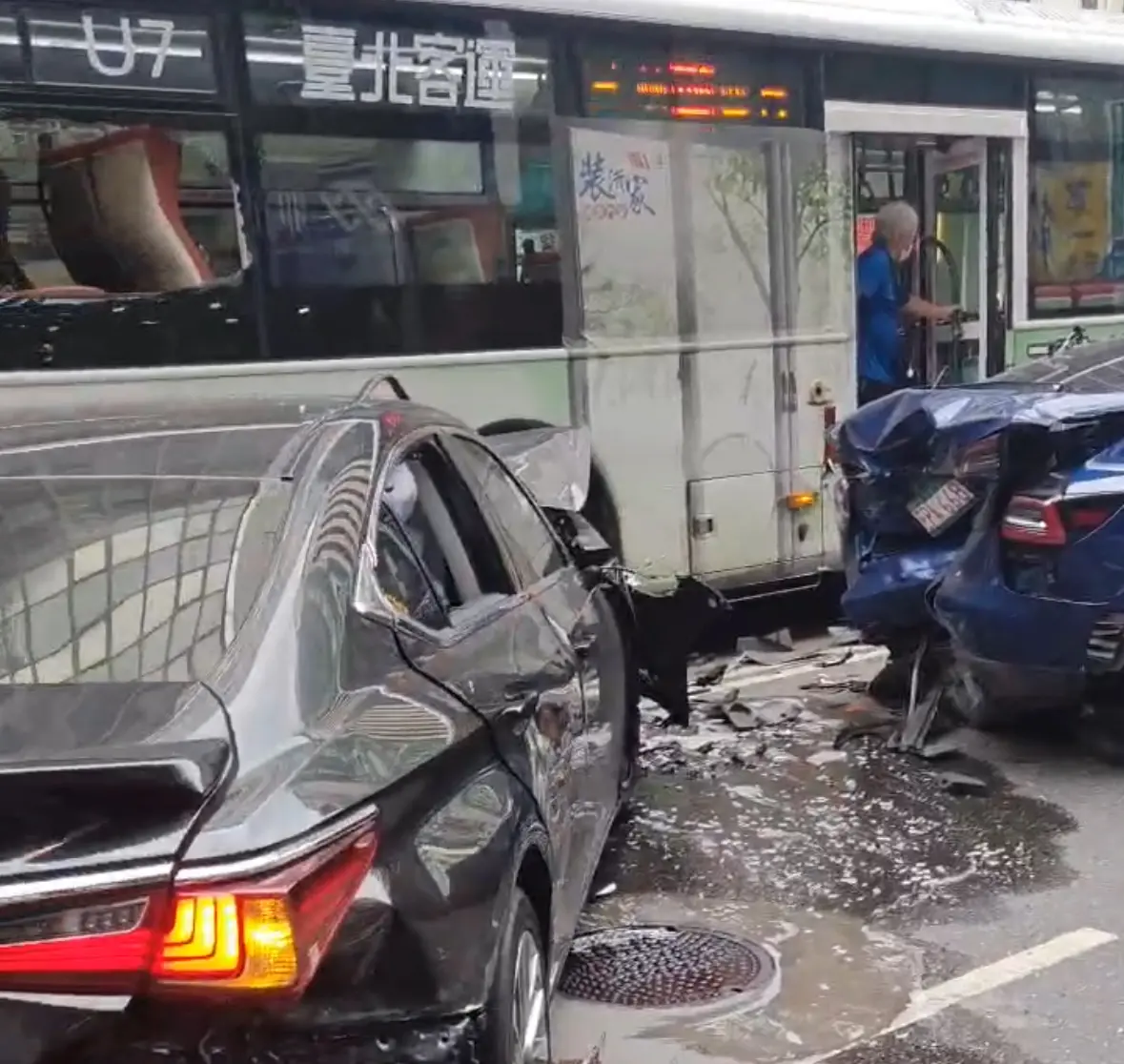 ▲7旬翁駕車紅燈暴衝，撞上前方公車、特斯拉等車，造成8人受傷。（圖／翻攝自記者爆料網）