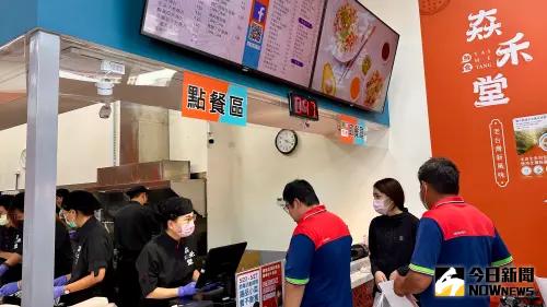 ▲ 𡘙禾堂「套餐」價格從120至150元，包含白飯可搭配一道現點現炒主菜、三道配菜。5/23-5/27開幕期間全場餐點一律5折。（圖／記者陳美嘉攝，2025.05.23）