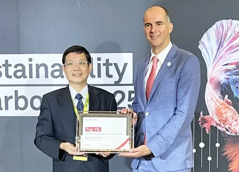 ▲中鋼公司獲2025年標普全球永續年鑑Top 1%及產業進步獎之殊榮，由中鋼公司總經理陳守道(左)代表接受S&P Global企業永續參與主管Robert Dornau(右)頒獎。(圖／中鋼公司提供)
