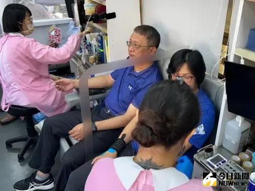 ▲台電公司鳳山區營業處舉辦捐血活動,員工及眷屬踴躍捐血。(圖/記者黃守作攝,2025.05.23) ▲台電公司鳳山區營業處舉辦捐血活動,員工及眷屬踴躍捐血。(圖/記者黃守作攝,2025.05.23)