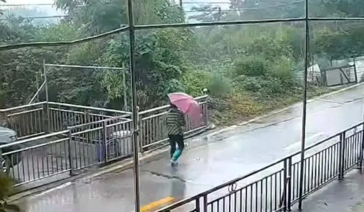 ▲中國湖南一位患有阿茲海默症的74歲郭姓老婦人，日前在山中走失6日，結果奇蹟生還被人找到，還說「山上都是吃的」。圖為監視器拍到老婦人獨自走入山中的身影。（圖／翻攝自微博）