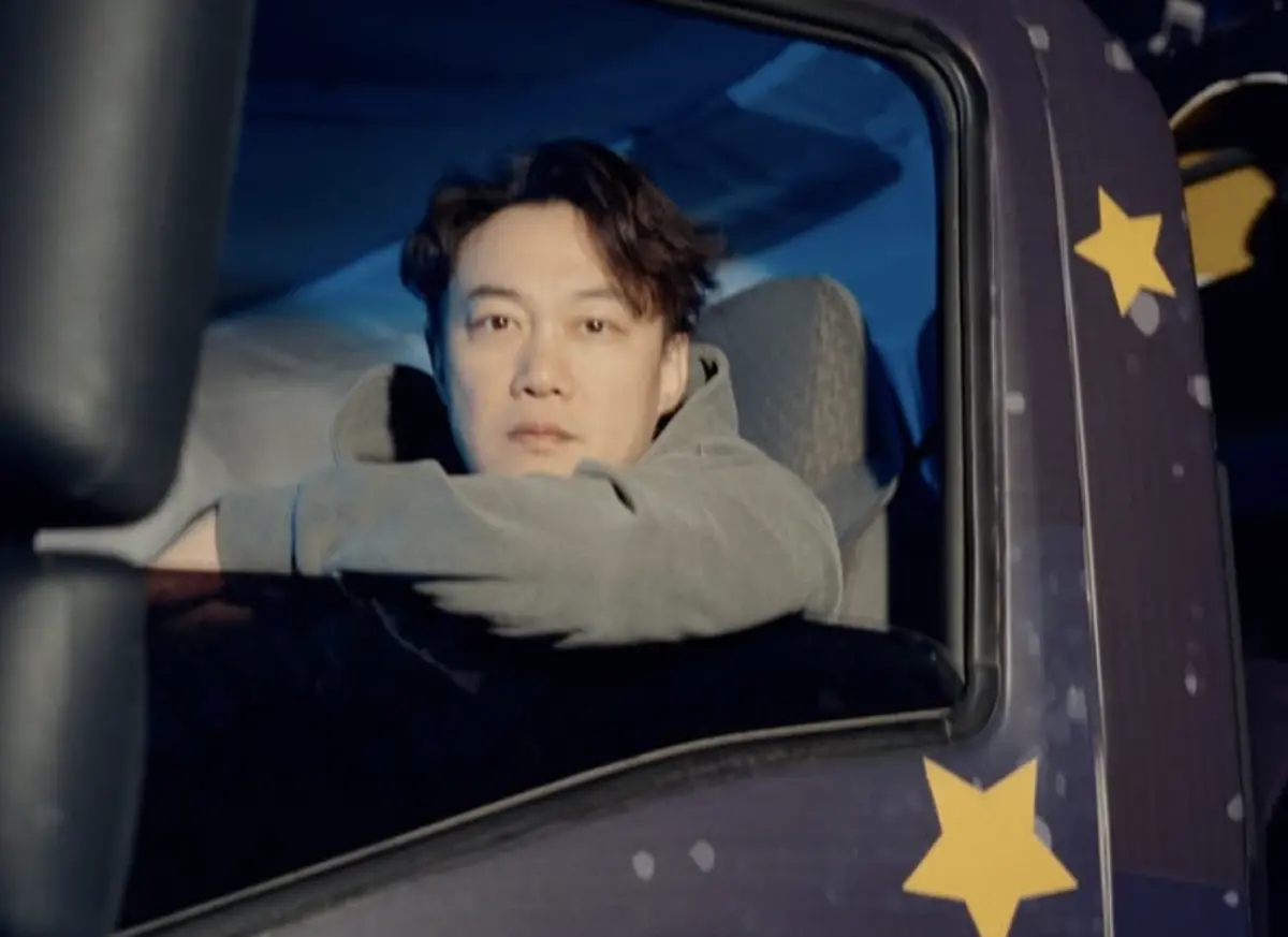 ▲陳奕迅今（23）日在高雄開唱，是他從新冠肺炎痊癒後的首度演出，樂壇大咖包括周杰倫、陶喆等都獻上花籃祝福，楊丞琳則與老公李榮浩聯名送花籃。（圖／摘自陳奕迅IG）