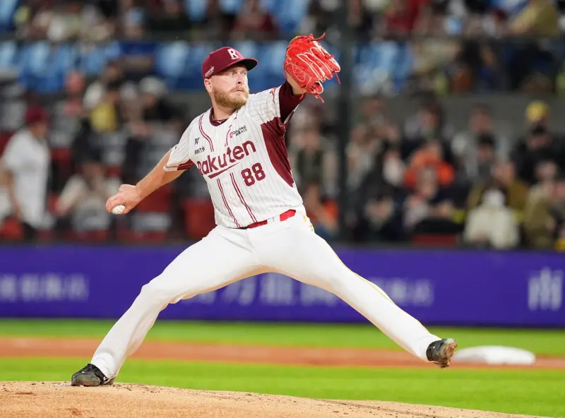 ▲樂天桃猿洋投波賽樂，昨日在二軍先發時，遇到大雨來襲，因此變成保留比賽。（圖／樂天桃猿提供）