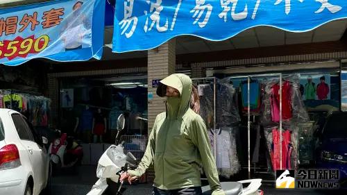 ▲夏日酷熱難耐，機車族在烈日底下騎車，一件既能防曬、也可以穿出清涼感的外套，顯得格外重要。（圖／記者陳美嘉攝，2025.05.23）