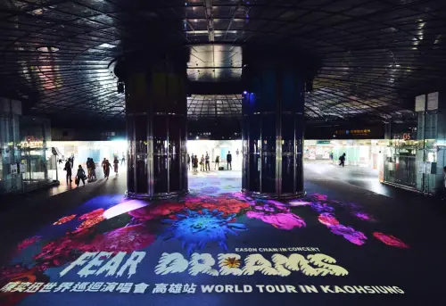 ▲高雄捷運美麗島站推出《FEAR and DREAMS》花夢光影秀，有炫目的投影秀和陳奕迅的優美歌聲伴隨乘客，帶來夢幻的體驗。（圖／My Kan提供）