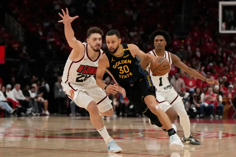 ▲Stephen Curry在成名前也曾面臨過重重挑戰，其中竟包括「不會右手運球」這項鮮為人知的技術短板。（圖／美聯社／達志影像）