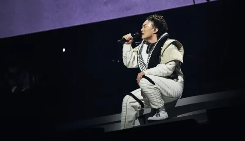 ▲金曲歌王陳奕迅今（23）日自染疫後首度站上高雄舞台，嗓音完全不受影響，讓粉絲又驚又喜，而根據統計數據，這次陳奕迅登台狂吸了2.3億票房。（圖／My Kan提供）
