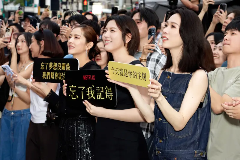 ▲台劇《忘了我記得》閨密組周采詩（左起）、劉品言、謝盈萱策畫「驚喜圓夢活動」，素人歌手馮玟璇演唱〈失落沙洲〉時，原唱徐佳瑩突現身讓她感動落淚。（圖／Netflix）