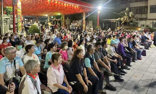 ▲國民黨在台中的首場反罷免宣講，民眾在醒修宮廣場排排坐。（圖／民眾提供，2025.05.23）