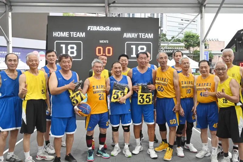 ▲ 侯友宜和警光籃球隊老戰友與神駒隊戰成18比18平手。（圖／新北市體育局提供）