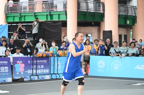 ▲ 50年後再次穿上球鞋，侯友宜和老戰友一起打籃球。（圖／新北市體育局提供）