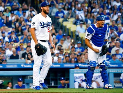 Austin Barnes(右)曾是隊史最偉大投手Clayton Kershaw的御用捕手,兩人一起寫下無數傳奇。(圖/美聯社/達志影像) ▲Austin Barnes(右)曾是隊史最偉大投手Clayton Kershaw的御用捕手,兩人一起寫下無數傳奇。(圖/美聯社/達志影像)