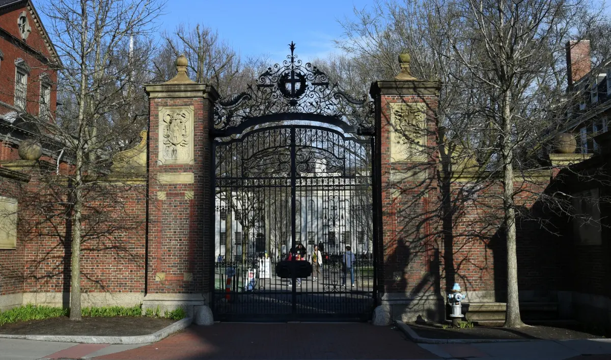 ▲美國一名聯邦法官週五頒布臨時禁令，暫停川普政府禁止哈佛大學招收國際學生的政策。圖為哈佛著名的約翰斯頓門（Johnston Gate）。（圖／美聯社／達志影像）