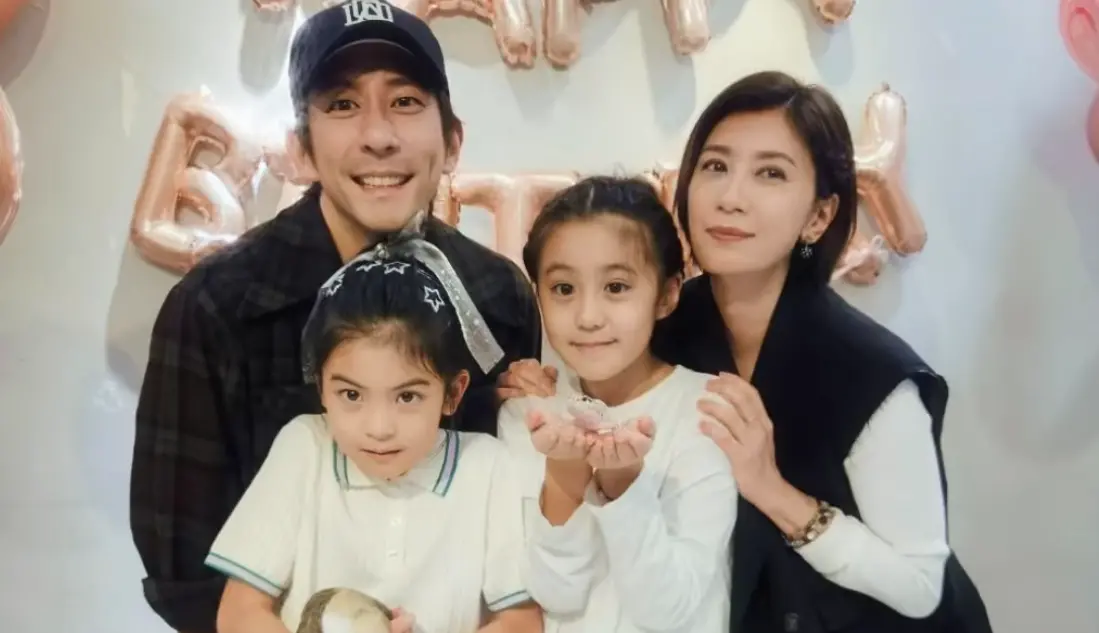 ▲修杰楷（左1）與賈靜雯（右1）的小女兒Bo妞（左2）表示自己長大後才不要當演員，只因演員太辛苦了，這回答讓身為爸爸的修杰楷大感訝異。（圖／賈靜雯IG）