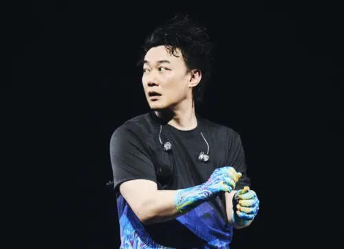 ▲陳奕迅自嘲脫掉外套後像洗碗工，還當場做出洗碗的動作。（圖／My Kan提供）