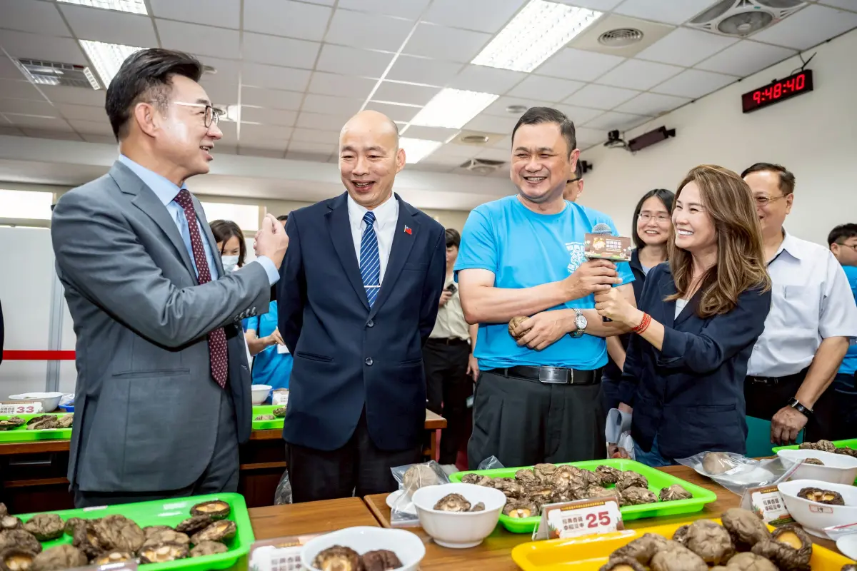 ▲立法院長韓國瑜23日上午出席活動協助推廣台中新社香菇，國民黨立院黨團總召傅崐萁較晚到場，韓國瑜介紹與會立委時開酸，「還有後面，最近羞於見人的傅崐萁總召」，現場哄堂大笑。（圖／立法院提供）