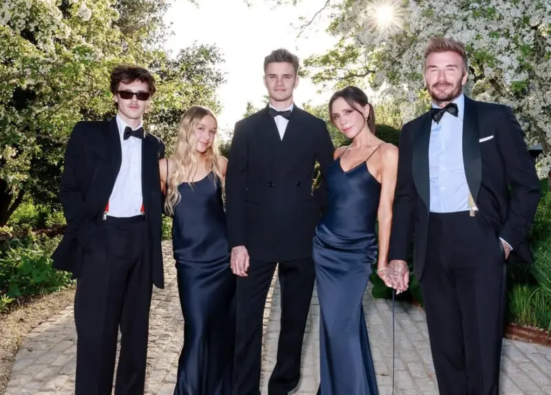 ▲貝克漢一家為了大衛貝克漢（右起）50大壽盛裝團聚，維多莉亞和子女們包括羅密歐、哈珀、克魯茲都現身，唯獨長男布魯克林與妻子妮可拉佩茲缺席。據傳大衛與維多莉亞感到被兒子背叛，自此也不跟他再聯絡，家族分裂的危機越來越嚴重。（圖／摘自IG）