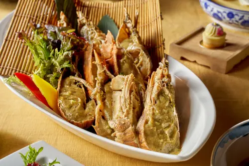 ▲即便降價，彩虹座依舊有多樣高級海鮮料理，像是「蝦姑松露味噌燒」等。(圖／台北福華大飯店提供)