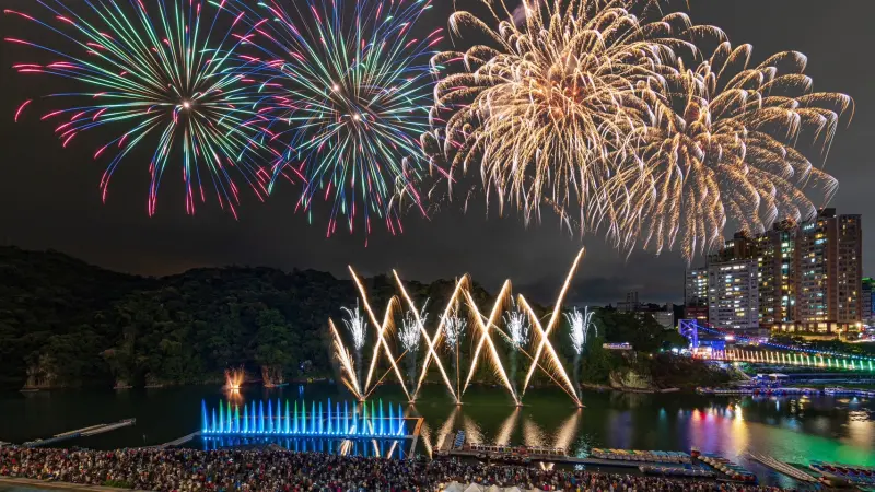 ▲2025碧潭水舞季將於今（24）日隆重登場，每日晚間共有6場絢麗水舞秀，今年首度創新推出「水火同源」水舞秀，並將安排4場各長達300秒的震撼煙火表演。本文整理水舞表演、煙火秀、表演卡司與交通等資訊一文掌握。（圖／新北市府提供）