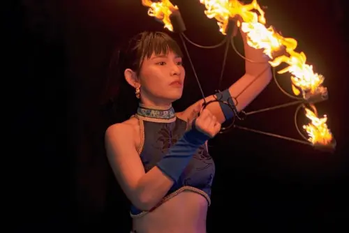 ▲彤之燁火舞集—全台唯一女子火舞團，聯手發條娃娃表演藝術團隊，融合武術身段與民俗技藝。（圖／新北市府提供）