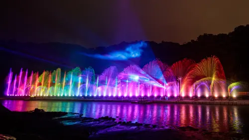2025碧潭水舞季將自5月24日至7月6日,每日晚間6時30分至9時展演,半小時一場、每晚共6場。(圖/新北市府提供) ▲2025碧潭水舞季將自5月24日至7月6日,每日晚間6時30分至9時展演,半小時一場、每晚共6場。(圖/新北市府提供)