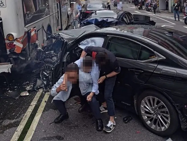 78歲男駕車暴衝釀8傷 無照原因曝：臺灣考照太難、妻曾勸別開車