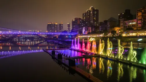 ▲2025碧潭水舞季將自5月24日至7月6日，每日晚間6時30分至9時展演，建議搭乘大眾運輸前往。（圖／新北市府提供）