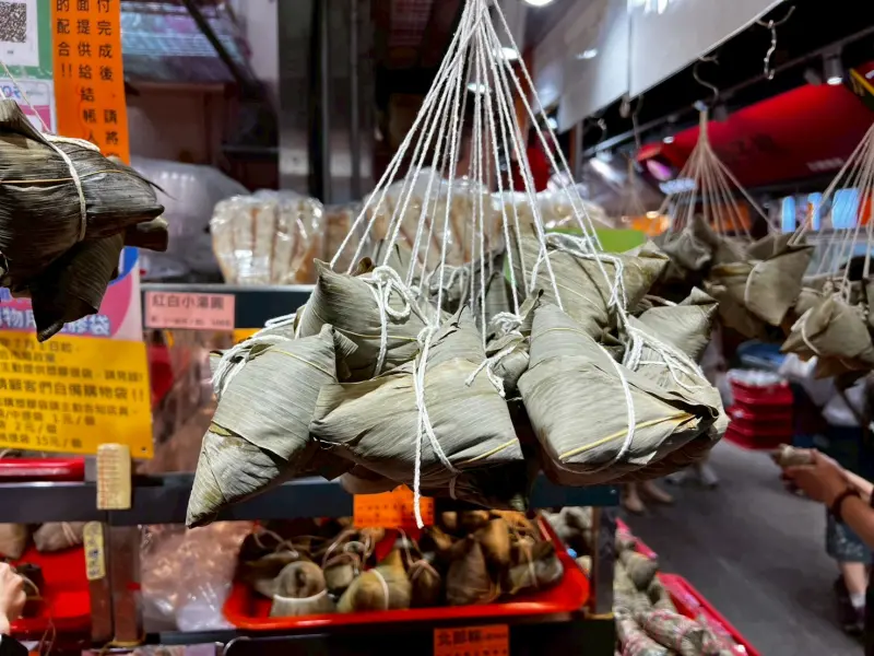 ▲端午節快到了，一名網友分享一款「神秘肉粽」，塞滿豆乾、滷肉等餡料，吃起來口感像麻糬，好奇問是什麼粽引發討論。（圖／記者張勵德攝）