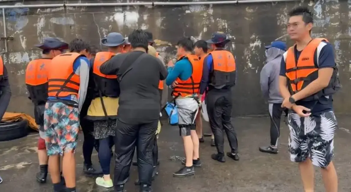 驚險一刻！海大學生八斗子海訓遇風浪翻船落海 31人全數平安獲救
