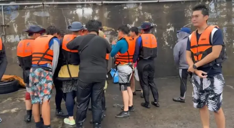 ▲ 海大獨木舟訓練因天候因素，導致多人翻船落海，所幸31名師生都平安獲救。（圖／翻攝畫面）