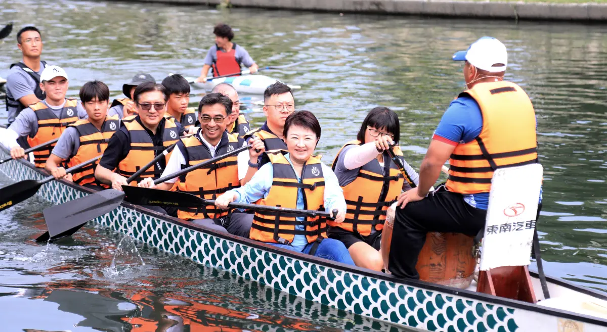 ▲台中市長盧秀燕今天首度體驗龍舟輕艇休閒艇活動。（圖／台中市政府提供，2025.05.24）