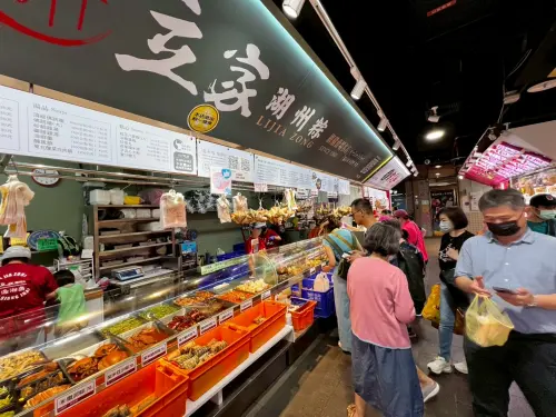 ▲南門市場以湖州粽出名的「立家」也有賣客家粄粽(粿粽)。(圖/記者張勵德攝) ▲南門市場以湖州粽出名的「立家」也有賣客家粄粽(粿粽)。(圖/記者張勵德攝)