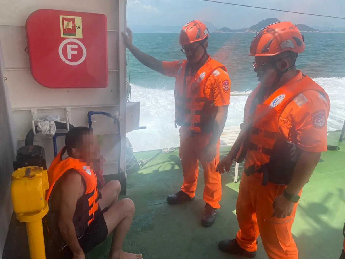 ▲中國籍39歲閻姓男子（左）套游泳圈泅泳，企圖偷渡金門大膽島，遭執行巡弋任務的海巡艇查獲。（圖／海巡署提供）