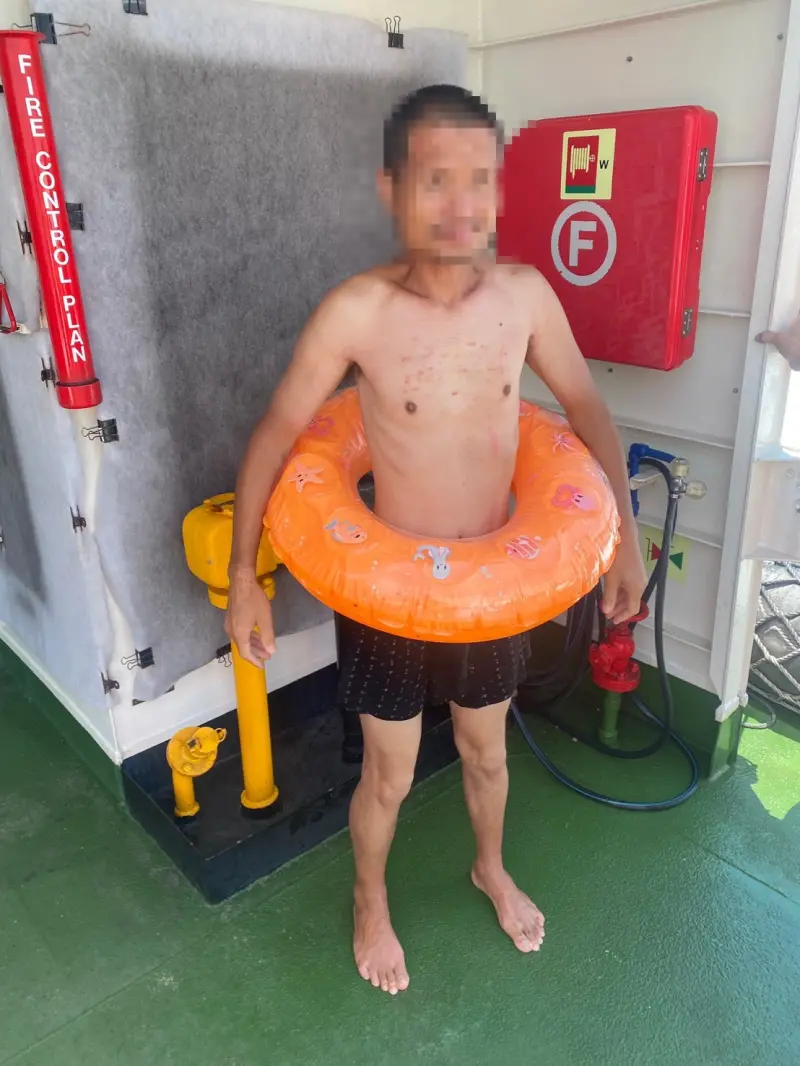 ▲中國籍39歲閻姓男子套游泳圈泅泳,企圖偷渡金門大膽島,遭執行巡弋任務的海巡艇查獲。(圖/海巡署提供)