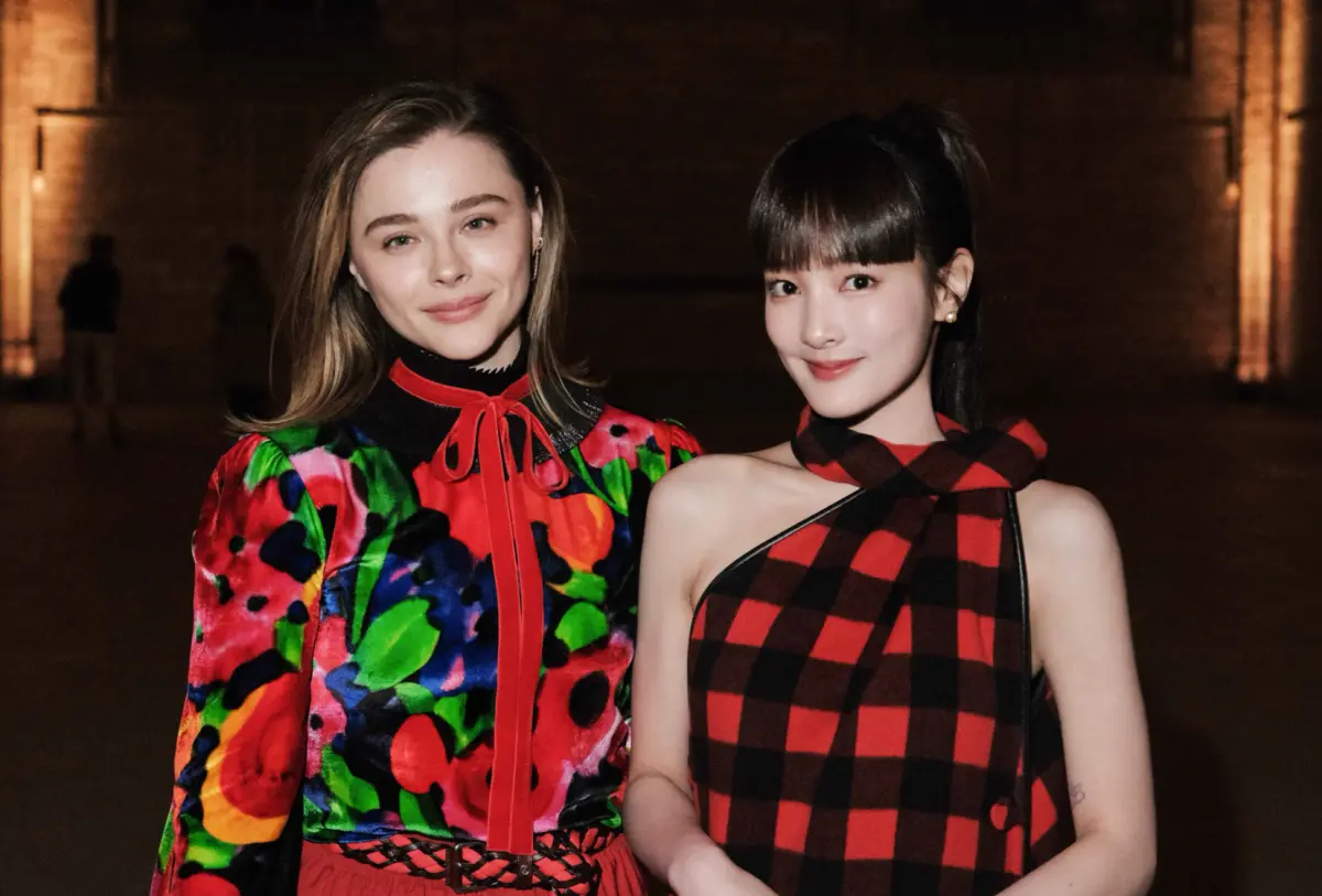 ▲王淨（右）出席LV在南法舉辦的大秀，與「超殺女」克蘿伊摩蕾茲合照，馬上變成小粉絲，而兩美同框也讓網友感到賞心悅目。（圖／狗狗與花提供）