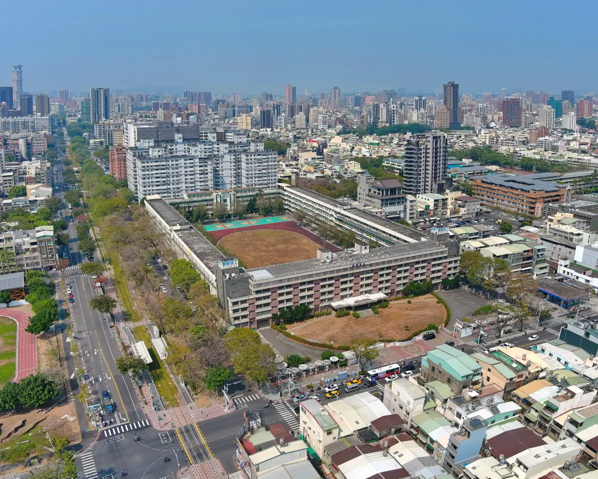 ▲高雄創校超過60年的私立高職「國際商工」2022年停招退場，近3公頃校地全給市府，校舍拆除工程開工，整校將夷為平地，做為捷運開發區。（圖／高雄市都發局提供）