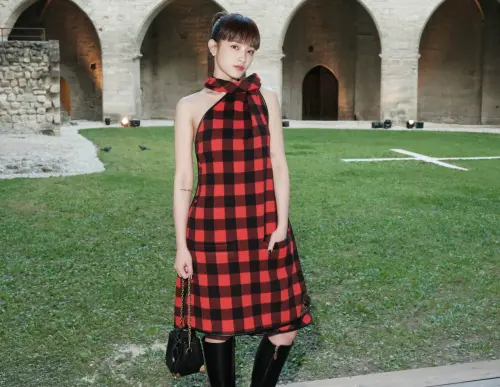 ▲王淨出席古蹟大秀,覺得像一場浪漫的夢。(圖/狗狗與花提供) ▲王淨被傳已經準備好睡袋與乾糧,還約大家一起到公園避難,卻似乎沒有得到太多同片演員的響應。(圖/狗狗與花提供)