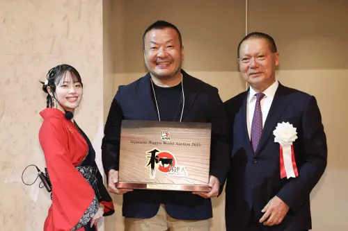 ▲乾杯集團董事長平出莊司此次親赴「日本和牛世界拍賣會」，拿到五大銘柄和牛。（圖／乾杯集團提供）