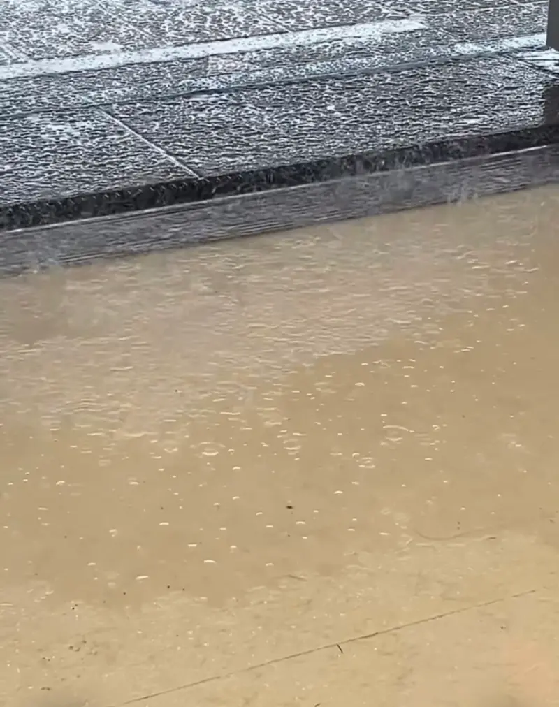 大雨炸進台北捷運車廂！淡水線變成「滑水道」北捷：研擬改善方案