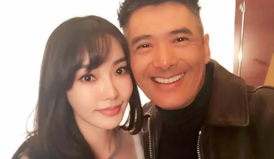 ▲周潤發（右）的「乾女兒」中國女星童菲（左），大二時就被王晶相中出道，參與《賭城風雲》3部系列電影，締造108億台幣的驚人票房。（圖／翻攝自微博）