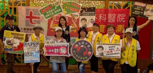 ▲高市前金區萬興宮與七賢脊椎外科醫院於今天上午舉辦公益義診活動，高市警新興分局及少年警察隊特別參與協助公益外，同時也設攤進行反詐騙宣導。（圖／高市少年隊提供）