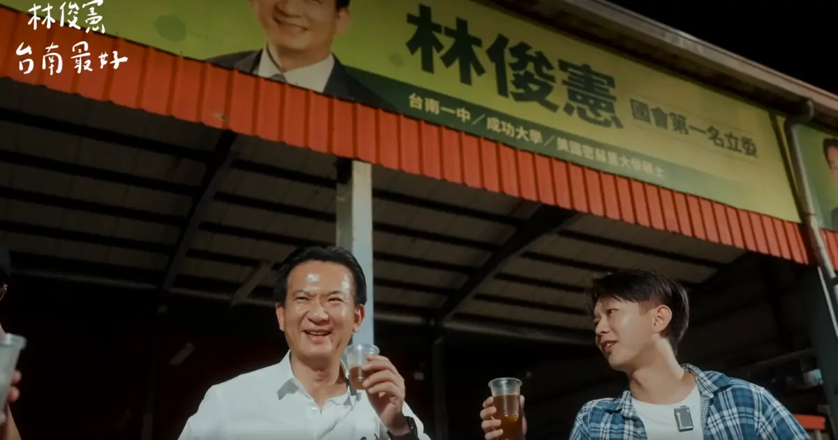 影／與網紅挑戰看板路跑！綠委揭看板由來 「喝滿肚苦水」要改進