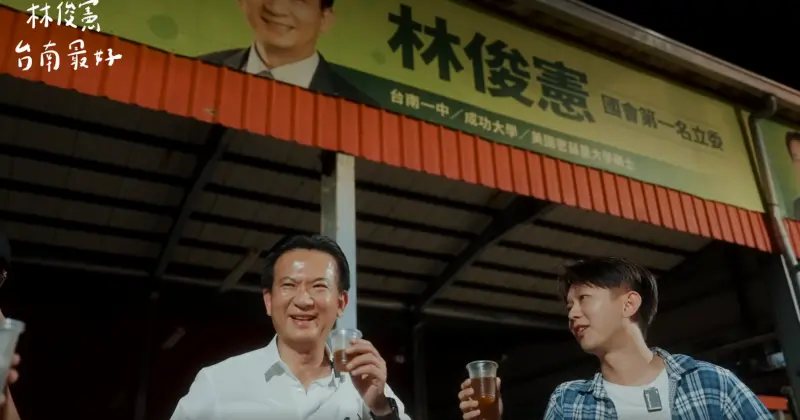 影／與網紅挑戰看板路跑！綠委揭看板由來　「喝滿肚苦水」要改進