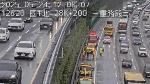 ▲ 國道1號北上三重段，24日發生一起火燒車意外，一度造成現場車流回堵5公里。（圖／翻攝國道即時影像）