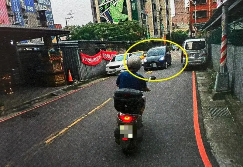 ▲新北市一名駕駛日前開車經過五股成洲五路，因路邊違停導致車道太窄，只好跨越雙黃線通行，沒想到卻因此被檢舉開罰900元，讓他傻眼直呼「到底怎麼走才不違規？」（圖／翻攝自爆料公社）