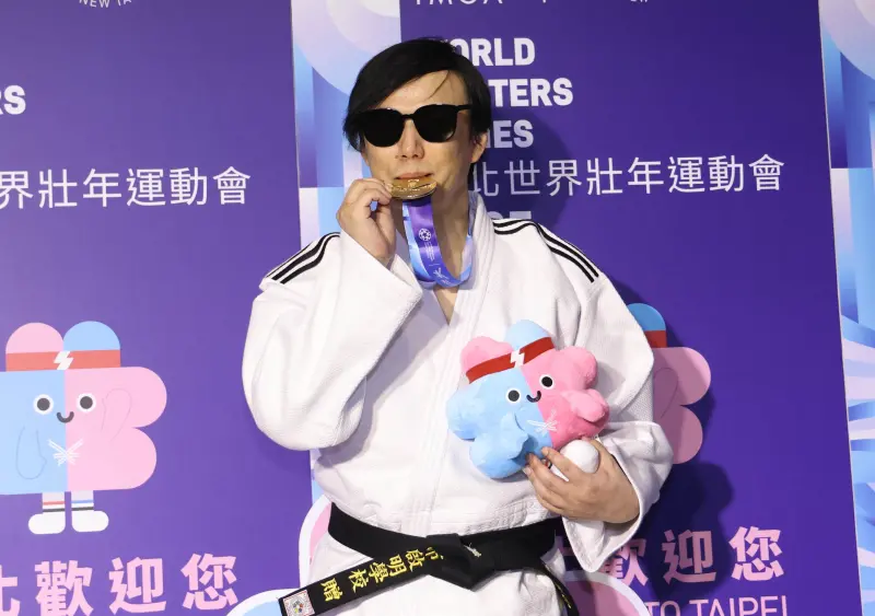 ▲「金曲歌王」蕭煌奇今日參加世壯運帕拉柔道並奪得金牌，有網友開地獄梗玩笑說他「目中無人」，見此他也回應，「我不是目中無人，只是藤虎發威」。（圖／世壯運組委會提供）