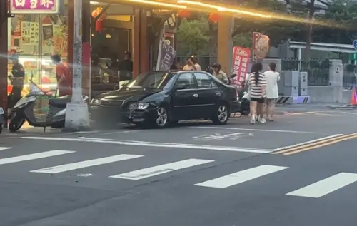 ▲ 又有暴衝車禍！南投市一名50多歲男子疑似身體不適，駕車失控暴衝外籍移工。（圖／翻攝畫面）