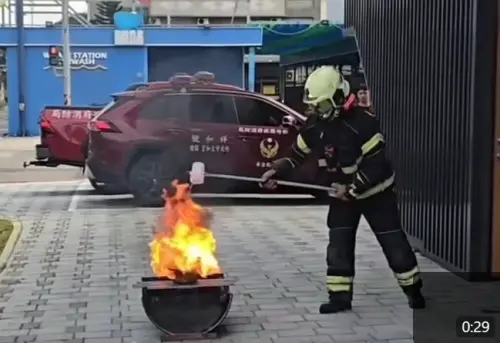 ▲消防員實測對起火油鍋倒水的下場。（圖／截自新竹縣政府消防局臉書）