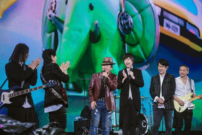 ▲五月天與趙傳合唱多首經典名曲，像是〈愛要怎麼說出口〉、〈我終於失去了你〉等，讓台下觀眾聽得相當入迷。（圖／相信音樂提供）